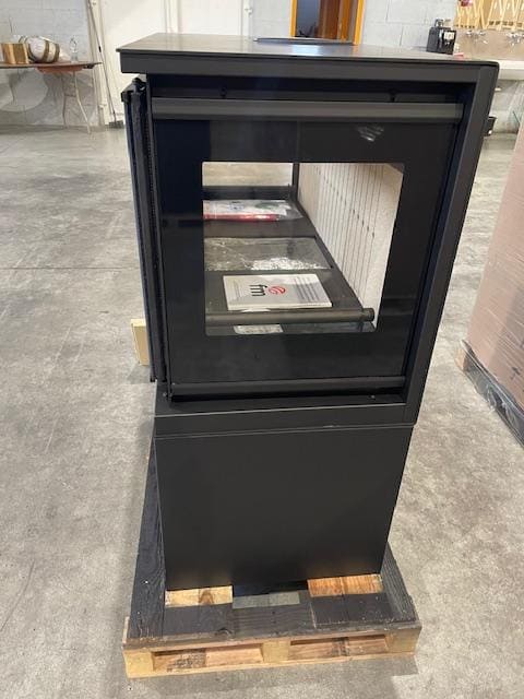 Belüfteter Holzofen 3 Scheiben mit Holzfach - FIREMATIC Calgary - L 13,5 kW